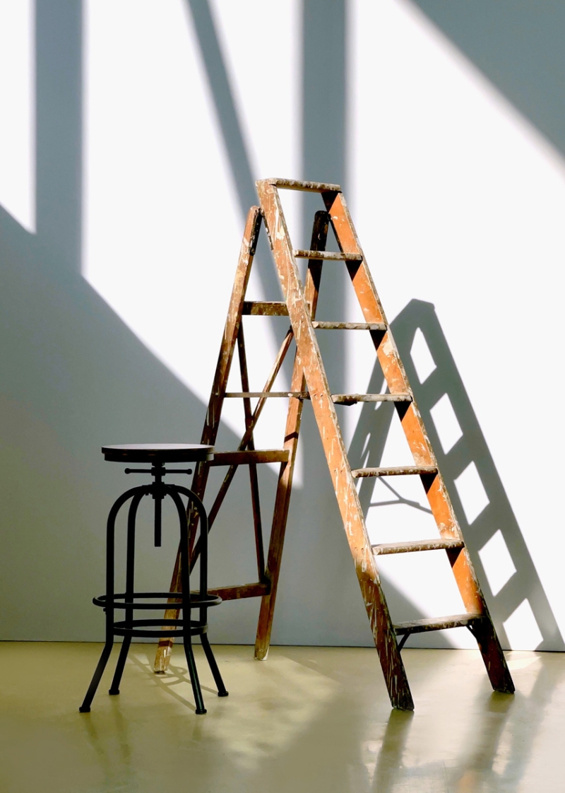 Requisiten, Hocker, Leiter, in der Grundmiete enthalten