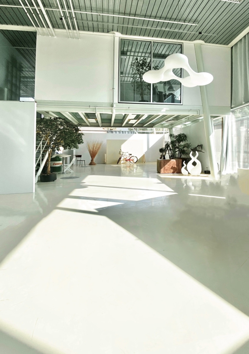 Großzügige weite Flächen, Stahl- Glas-Treppe, weiße Stahlsäulen
