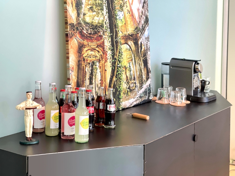 Nespresso Kaffeemaschine und eine Anzahl Softdrinks gratis in der Grundmiete enthalten.